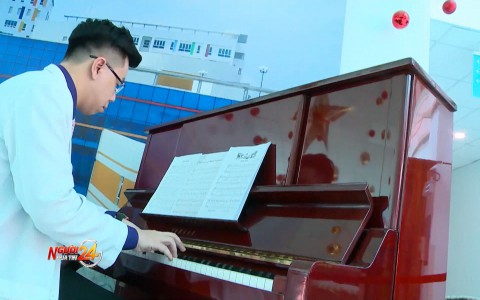 Bác sĩ hát mừng giáng sinh mang niềm vui cho bệnh nhi